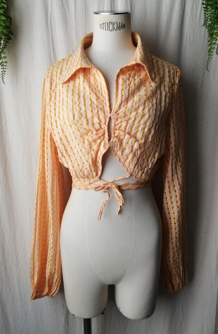 Chemisier crop top à nouer texturé moutarde/crème "PrettyLittleThing"